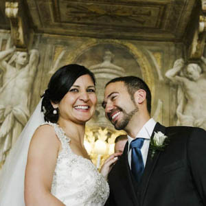 sposi sorridenti di un matrimonio cipriota americano celebrato nel grand hotel Continental a Siena in Toscana